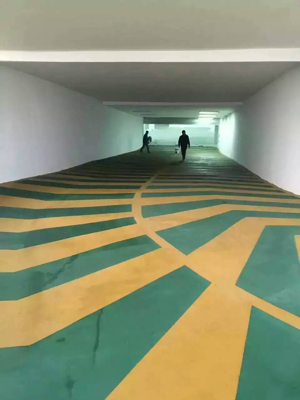 無(wú)振動(dòng)止滑車(chē)道黃藍(lán)相間.jpg